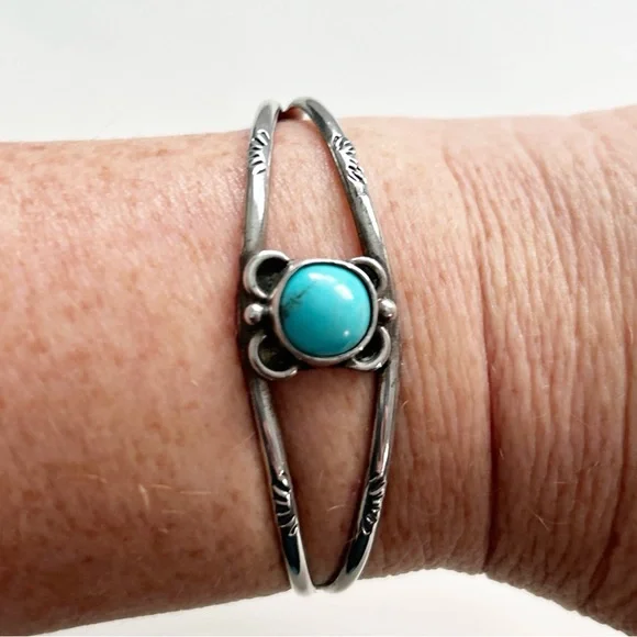 Vintage Southwestern Turquoise Sterling Silver Cuff Bracelet - Picture 4 of 8